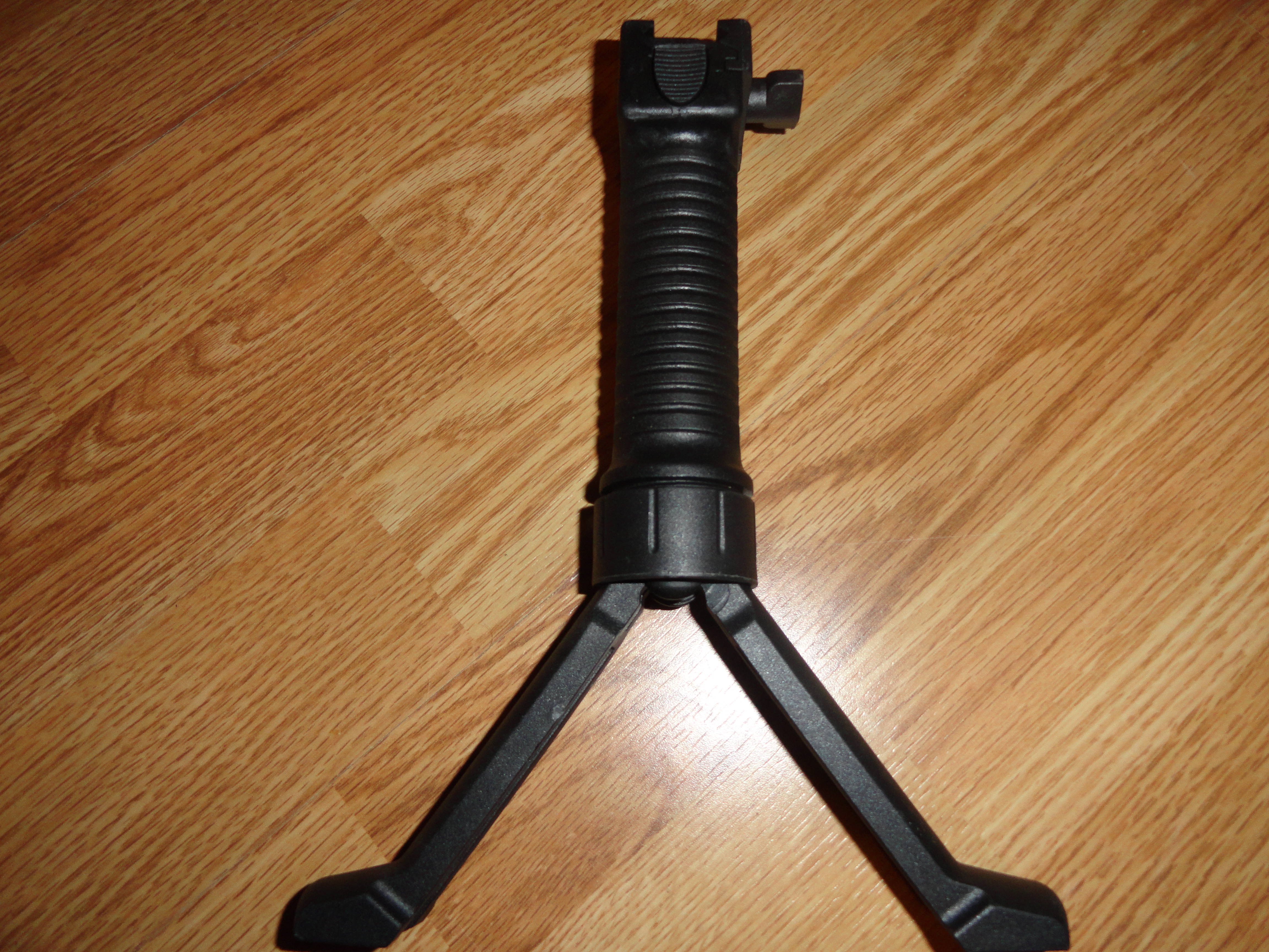 Expandable Bipod Forend Grip - Black
